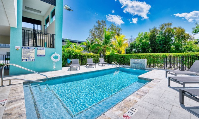 West Bay Wohnung | 1 bedroom walking distance to the beach!