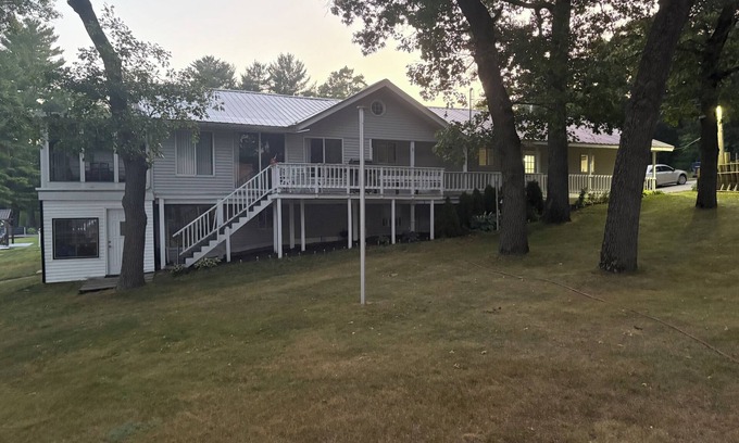 Newaygo Wohnung | 1-bedroom WATERFRONT Apartment on Hess Lake with excellent swimming.