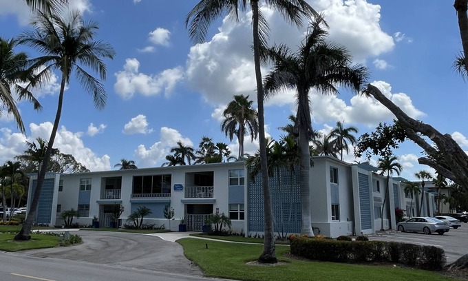 Old Naples Eigentumswohnung | 1 Block to Beach, heart of Old Naples, renovated fall ’23, Perfect Location