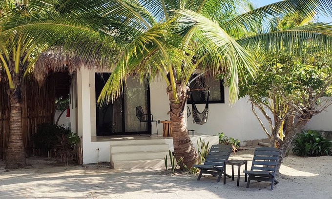 Isla Holbox Haus | 1 block to the beach, kitchen, smart tv, starlink wi-fi, calm, relaxing