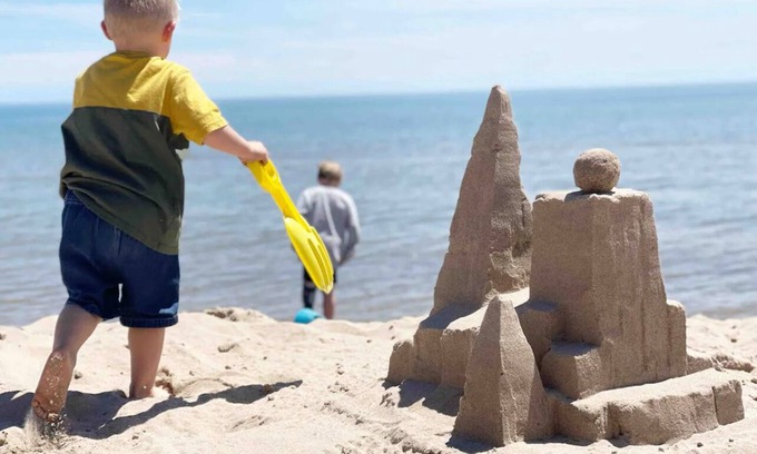 Two Rivers Haus | 1 Block to the Beach! Firepit, 2 Bikes, Sleeps 4