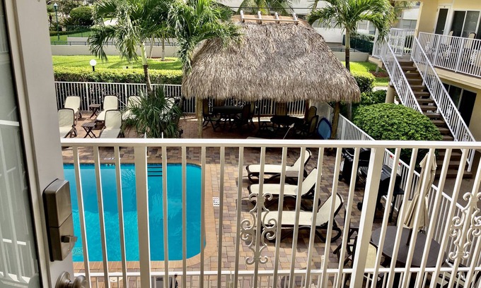 Hillsboro Beach Eigentumswohnung | 1 Block to the Beach! Pool! Immaculate!