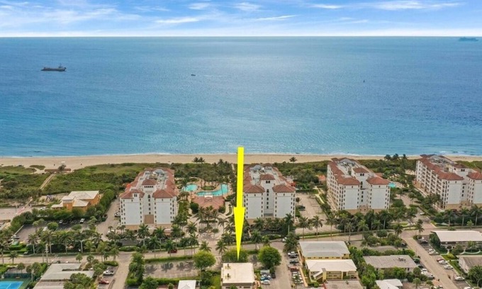 Palm Beach Shores Wohnung | Large 2 Bed 2 Bath, King Beds, Screened Patio, Smart TV's in each room!