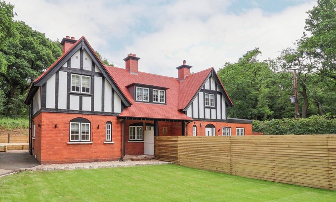 Cotebrook Hütte | 1 GOLF LINKS COTTAGES, pet friendly, with a garden in Norley