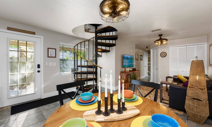 Titcombs Villa | 1- King bed/ 1- sofa bed/ 1.5bath Block from Beach