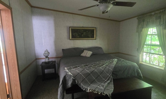 Castleton Haus | 1 Level easy access 3-BR Home in Historic Castleton close to travel destinations