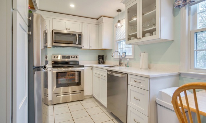 West Dennis Hütte | 1 Mi to Beach: Cape Cod Escape w/ Yard!