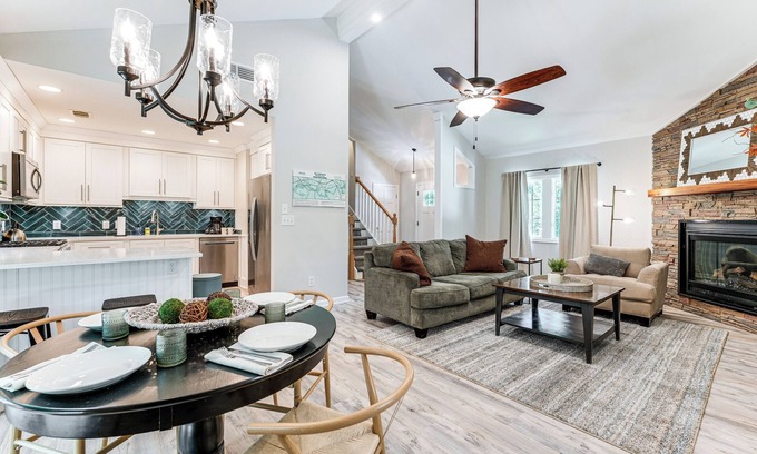 Alpharetta Haus | ~ 1 Mi to Dtwn Alpharetta: Home w/ Screened Porch!