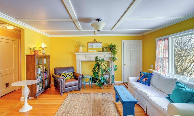 Williamstown Haus | 1 Mi to Dtwn: Beautiful Home in Williamstown!