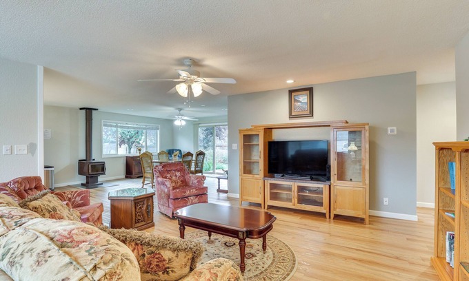 Enumclaw Haus | 1 Mi to Dtwn: Enumclaw Family Retreat!