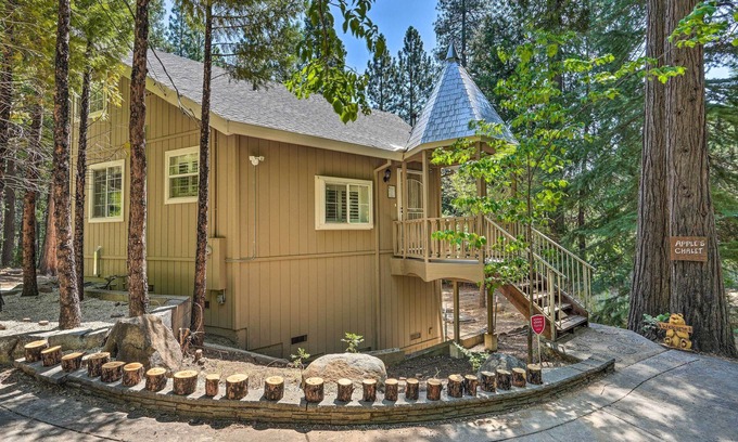 Placerville Kabine | 1 Mi to Jenkinson Lake: ‘Apple’s Chalet’ w/ Deck