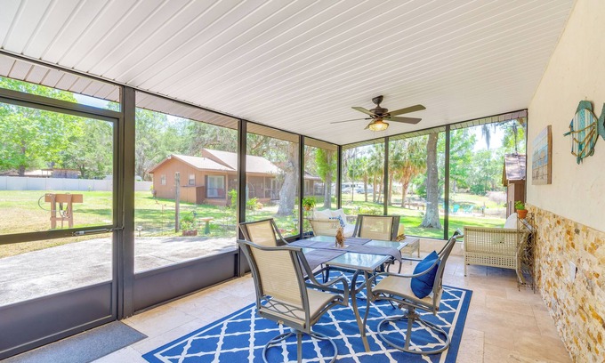 Crystal River Hütte | < 1 Mi to Lake Rousseau: Waterfront Home!