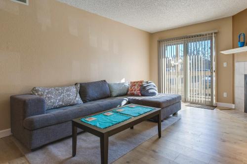 Englewood Wohnung | 1 Mi to Light Rail Englewood Condo with Pool Access