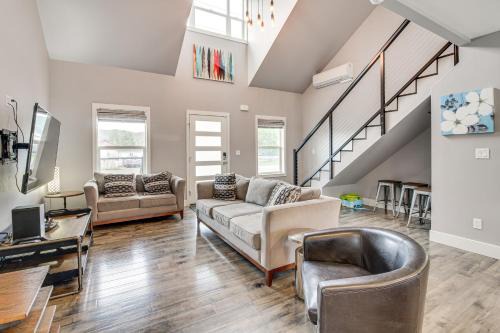 Lakeside Haus | 1 Mi to Oregon Dunes Quiet Getaway with Deck