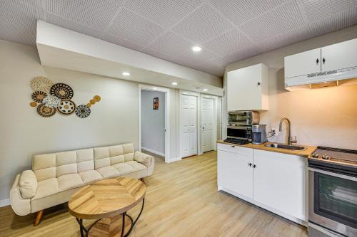 Des Moines Wohnung | 1 Mi to Puget Sound Shores Modern Des Moines Apt!