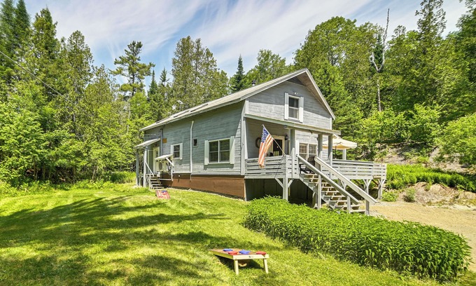 Oquossoc Kabine | 1 Mi to Rangeley Lake: Cabin w/Wraparound Deck!