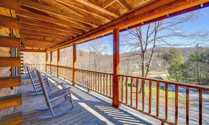 Pocahontas Kabine | < 1 Mi to Spearhead ATV Trails: Cabin w/ Deck!