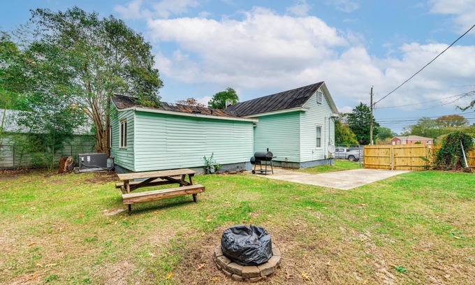 Greenville Haus | 1 Mi to Stadium: Home w/ Porch in Greenville!