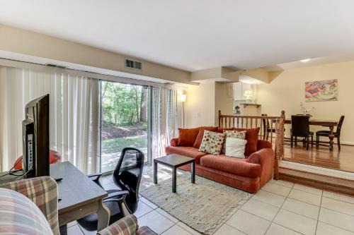 Berwyn Wohnung | 1 Mi to UMD Convenient and Cozy Condo with Patio!