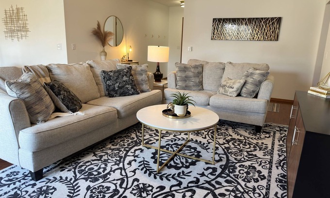 Bolivar Haus | 1 Mile Walk to SBU! Convenience and comfort meet!