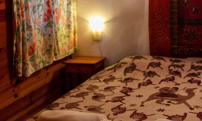 Alcobaca Hütte | 1. Rustic Rondavel with Wood-burner & Sauna – Long-stay Winter Retreat