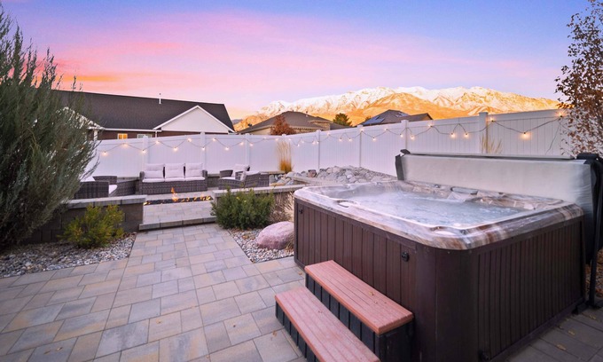 Orem Haus | #1 Summer Retreat/Custom Sauna/Theatre/Lux MTN Spa
