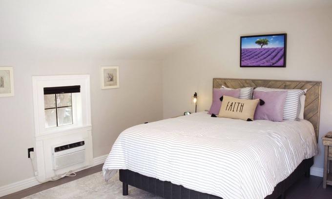 Snowflake Hotel | #10 Fun Room in Historic Inn, Lavender Loft