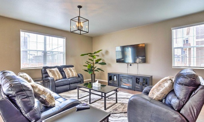 Aurora Haus | 10 Mi to DIA Spacious Aurora House with Yard!