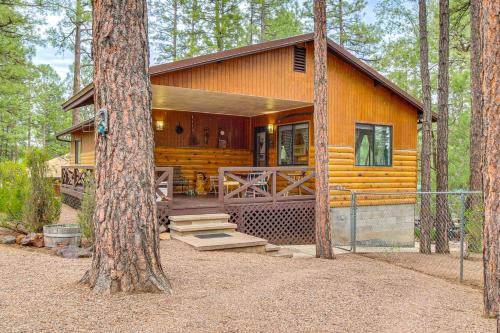 Pinetop-Lakeside Haus | 10 Mi to Show Low Pinetop-Lakeside Family Cabin!
