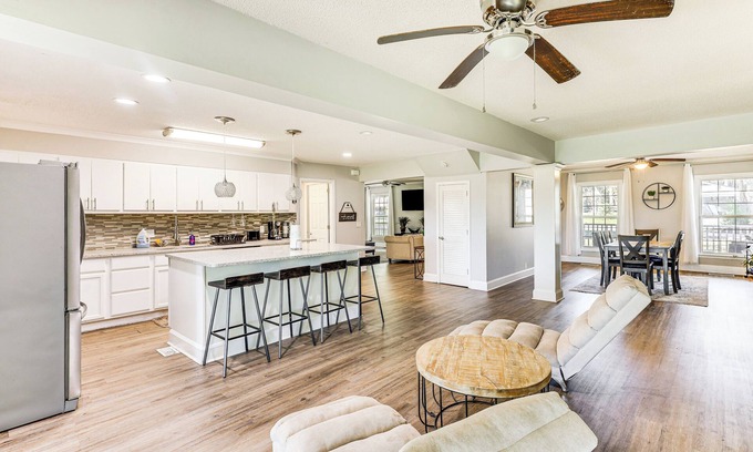 Country Club Estates Haus | 10 Mi to St Simons Island: Home w/ Screened Porch
