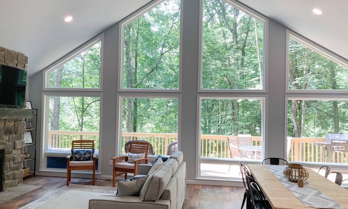 Nesquehoning Kabine | 10 min to Jim Thorpe -Private, new cabin with pond 4 Bedroom, 3 bath, sleeps 10