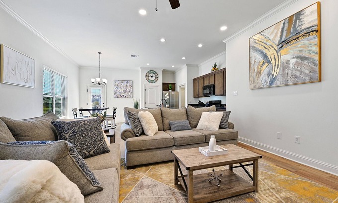 Highlands - Perkins Haus | 10 min to LSU and Laberge Casino - Brand New Lakefront House Quiet n Safe