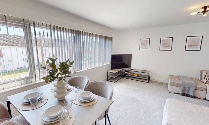 Liverpool Wohnung | 10 Mins to Airport | Movie-Ready | W/M | Dishwasher | Free Parking