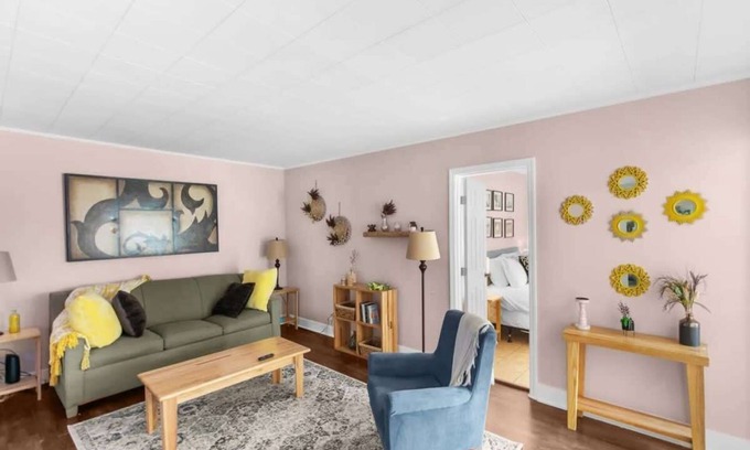 Shannon Haus | 10 Mins to Legion Field Stadium- Blushing Bungalow