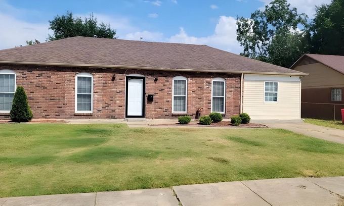 West Memphis Haus | 10 minutes from downtown Memphis. 4 bed 2 bath with a den and living room.