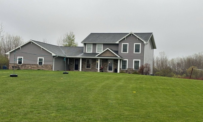 Oneida Haus | 10 minutes from Lambeau field! Sleeps 10. Cozi country living yet close to GB!
