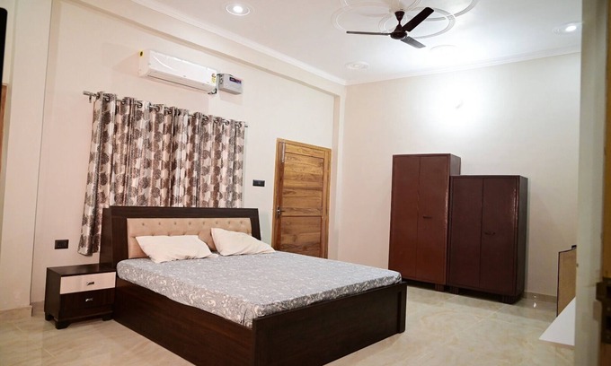 Bouvet Island Haus | 10 minutes from Ram Mandir! Family-sized home with Parking and Garden.