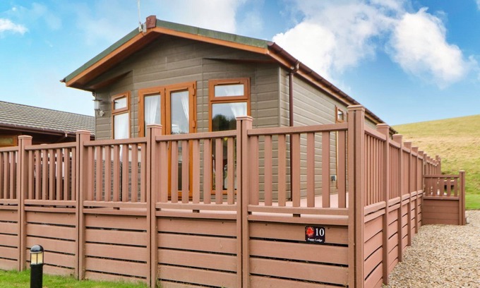 Tunstall Hütte | 10 POPPY LODGE, pet friendly in Catterick, North Yorkshire