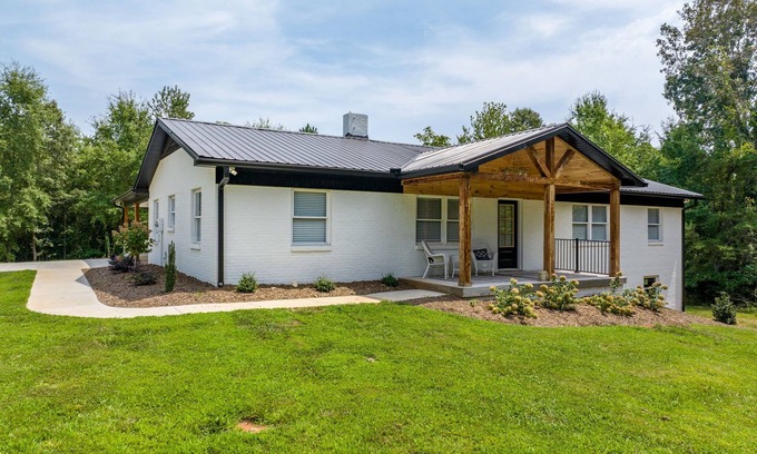 Bethlehem Haus | 100% - 5 STAR reviews! Clean, Safe & Enjoyable home away from home!