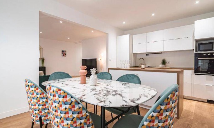 Reims City Centre Wohnung | 100 m² Ferienwohnung ∙ 2 Schlafzimmer ∙ 4 Gäste