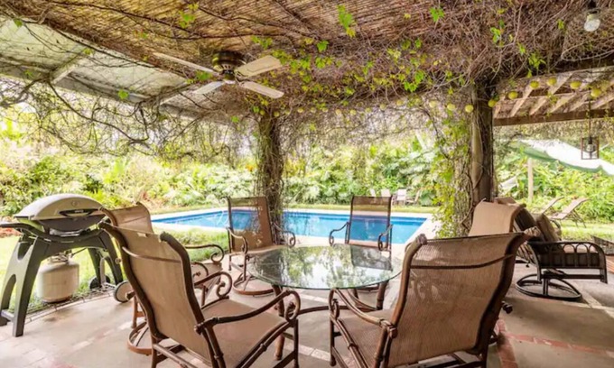 Turrialba Haus | 100-year old farm house with swimming pool