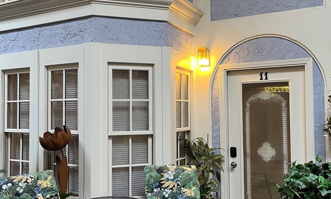 Lorain Wohnung | #11 2-bedroom apartment in historic Lorain, across from Palace Theatre.