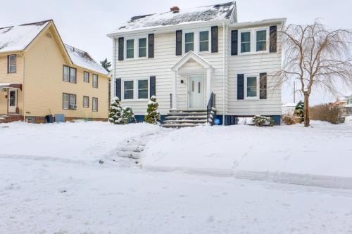 Garfield Heights Haus | 11 Mi to Dtwn Cleveland Family Home with Yard