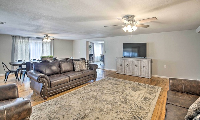 Royal Haus | 11 Mi to Lake Ouachita: Family Cabin w/ Yard