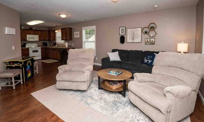 Niles Haus | 11 Miles to Notre Dame. Tailgate Gear Included with Game Weekend Booking!