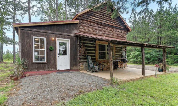 Scottsburg Kabine | 12 Mi to Staunton River State Park: Off-Grid Cabin