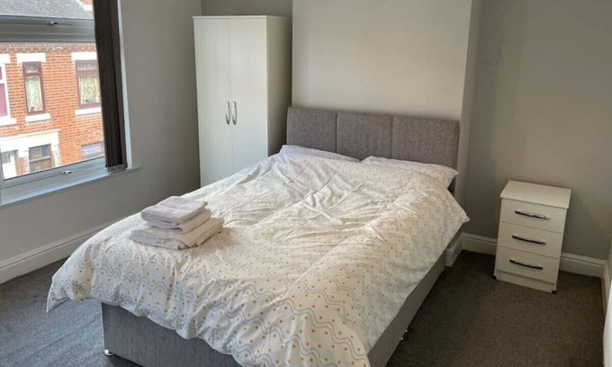 Stoke-on-Trent Haus | 13 Dominic Street, Stoke · 4 bed house perfect for working professionals