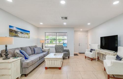 Spring Hill Haus | 13 Mi to Hudson Beach Family Escape with Lanai