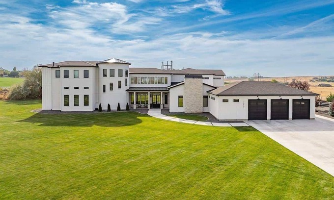 Nampa Haus | 14,000 SqFt Estate w/ Gym Theater Suana Sleeps 40+