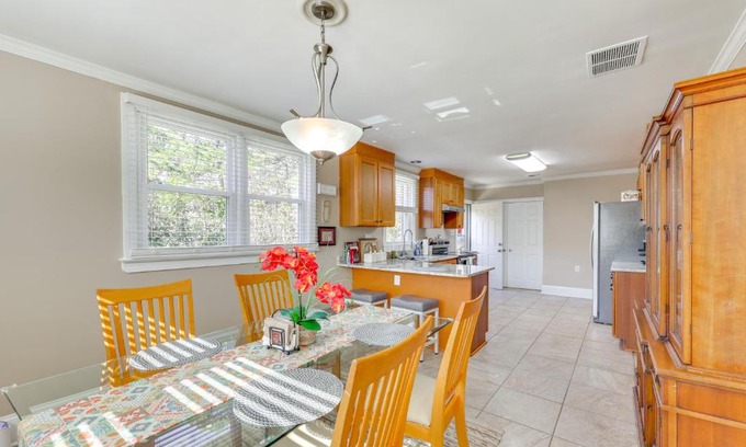 Cary Haus | 14 Mi to Raleigh Charming Family Home!